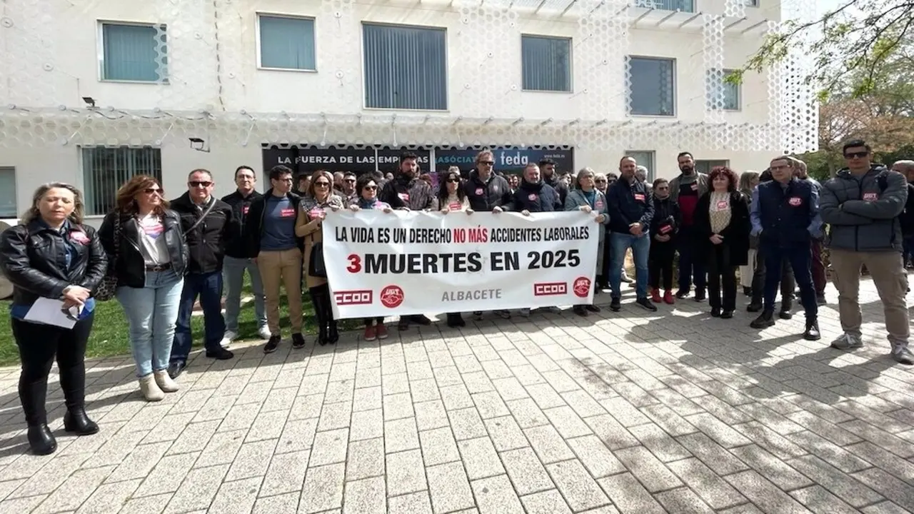 Los sindicatos se concentran ante la sede de Feda tras la muerte de otro trabajador en un accidente laboral