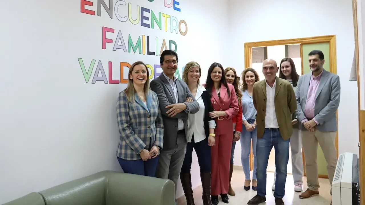 El vicepresidente segundo del Gobierno de Castilla-La Mancha, José Manuel Caballero, ha inaugurado el nuevo punto de encuentro familiar de Valdepeñas (Ciudad Real)