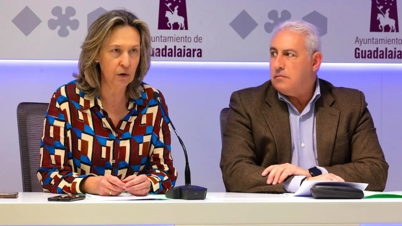 La alcaldesa de Guadalajara, Ana Guarinos, en una comparecencia conjunta con el concejal de Seguridad, Chema Antón