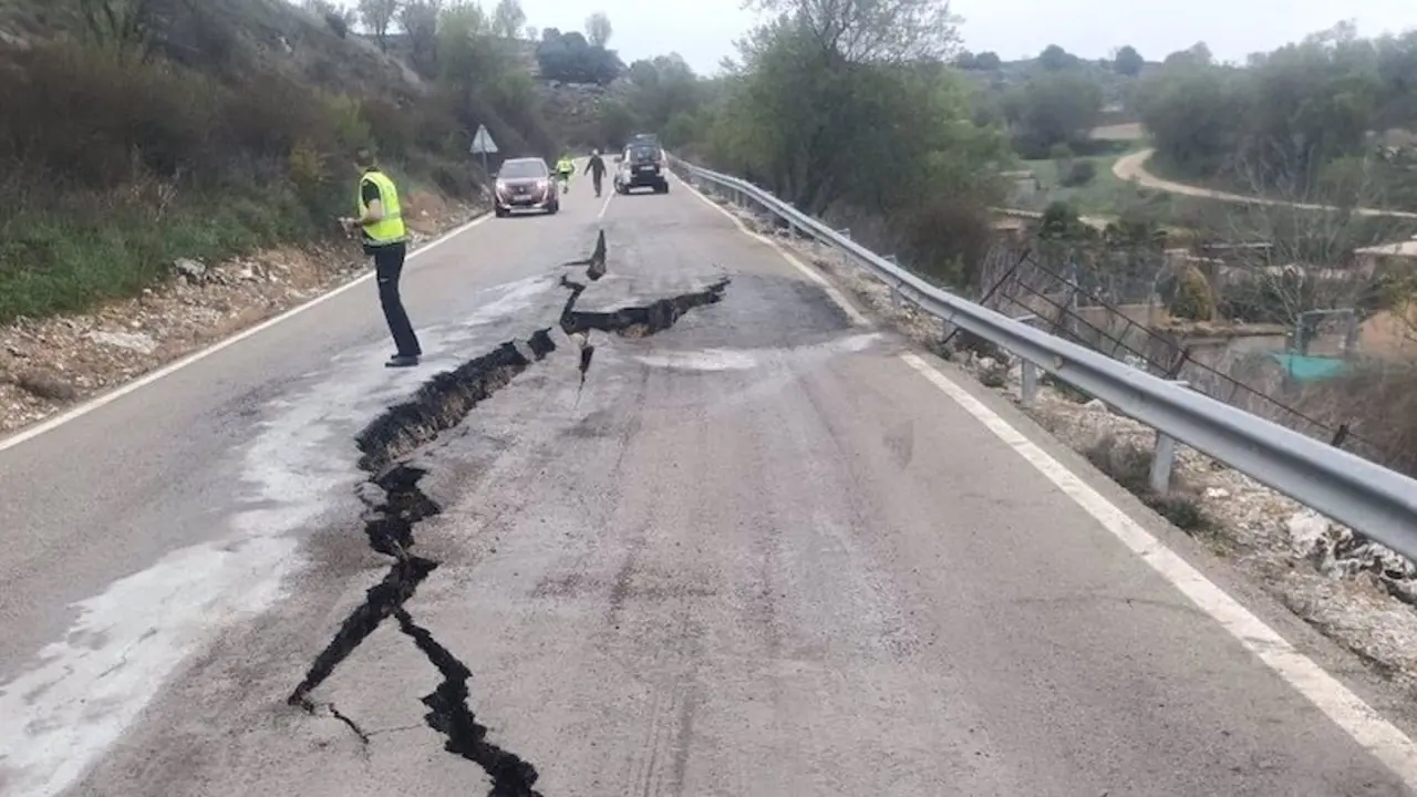 Cortada la CM-2005 a la altura de Brihuega (Guadalajara) por el hundimiento de parte de la vía