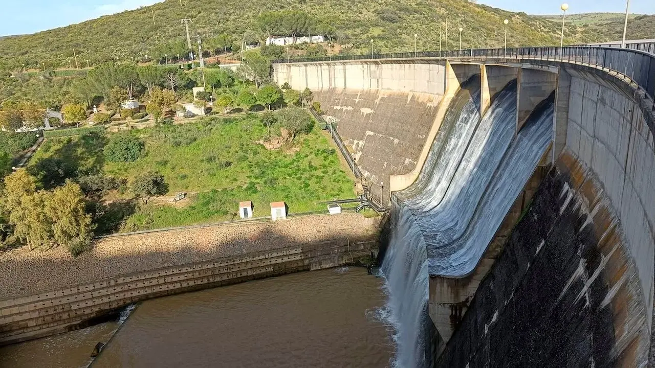 El embalses de La Fresneda y Montoro, en la provincia de Ciudad Real, continúa desembalsando agua casi un mes después de que alcanzaran su máximo nivel de llenado como consecuencias de las lluvias registradas en los primeros quince días del mes de marzo - EFE/Aníbal B.C.