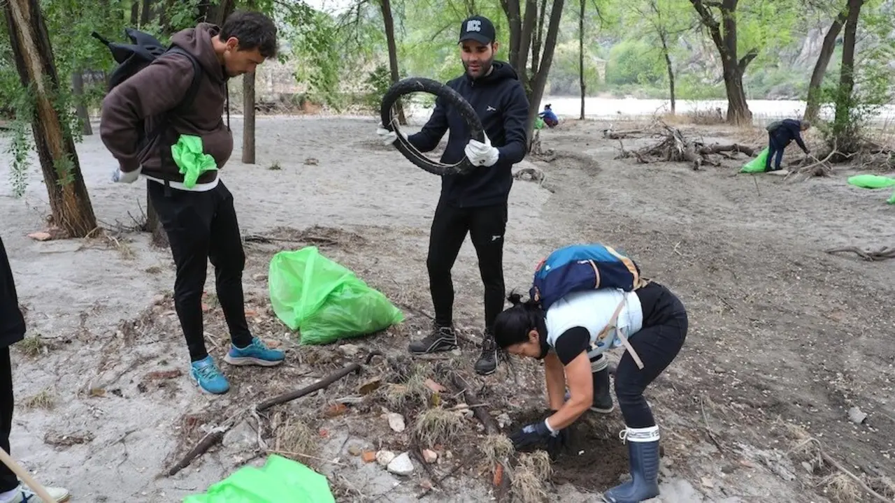Cientos de personas se unen en Toledo capital para limpiar las riberas del Tajo