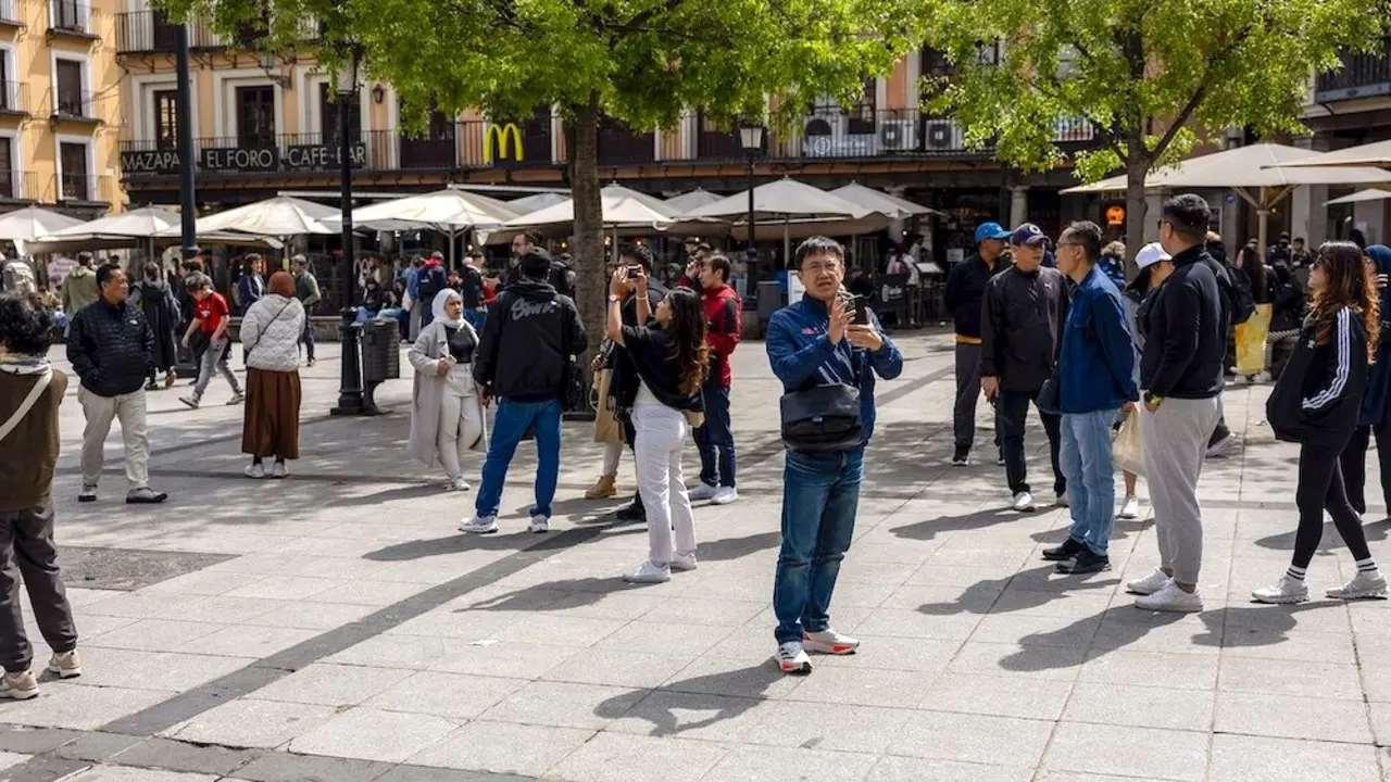 Grupos de turistas visitan el centro de Toledo, este sábado - EFE/Ismael Herrero