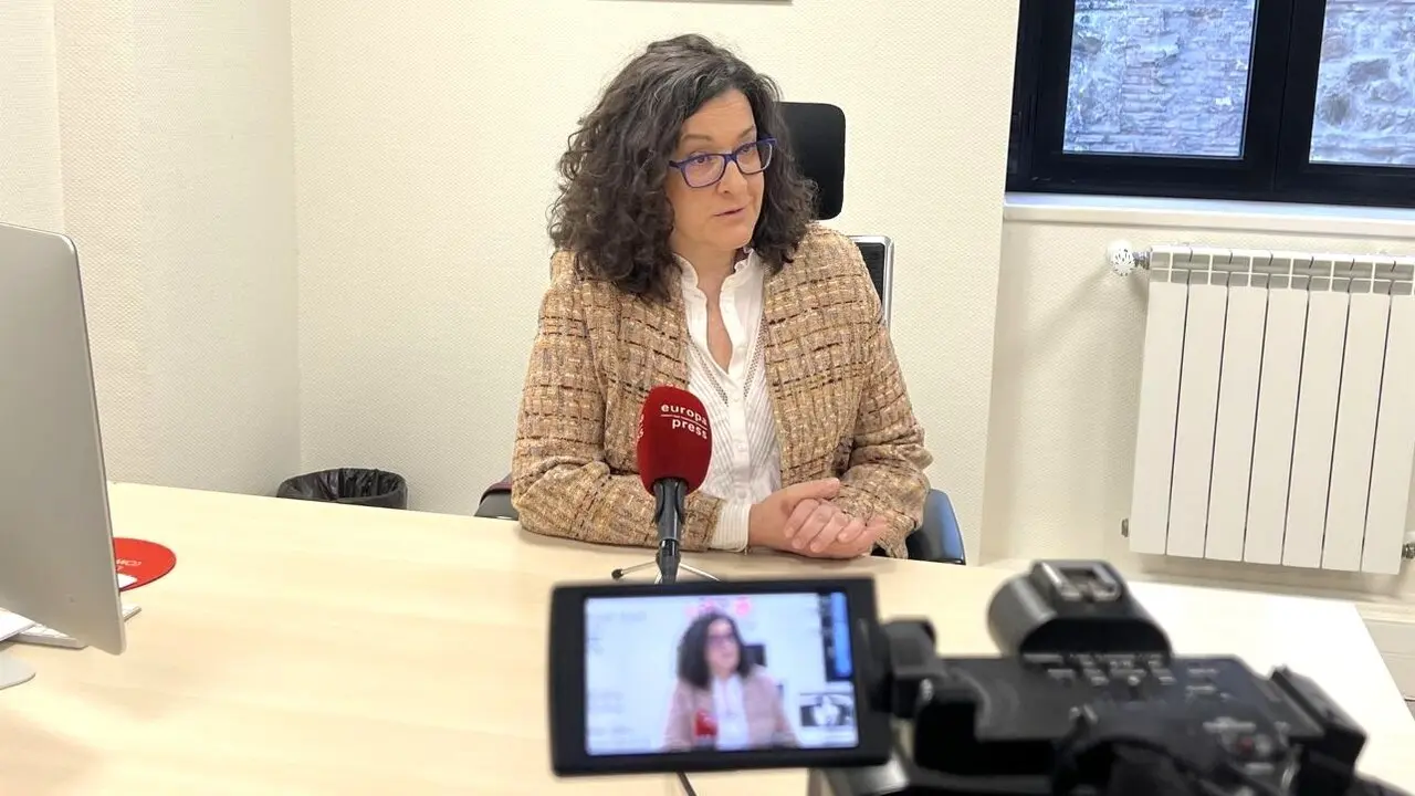 La secretaria general de UGT Castilla-La Mancha, Lola Alcónez, en un momento de la entrevista - EP