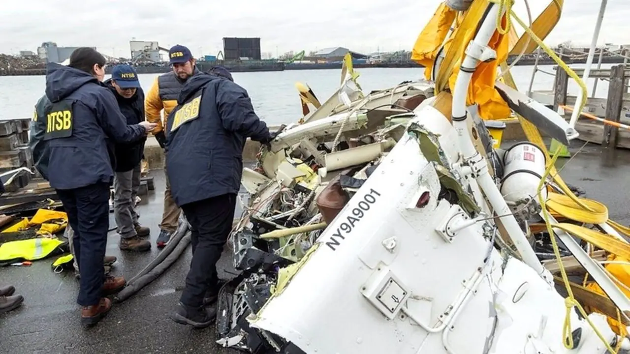 Investigadores examinan restos del helicóptero siniestrado en el río Hudson con una familia española a bordo