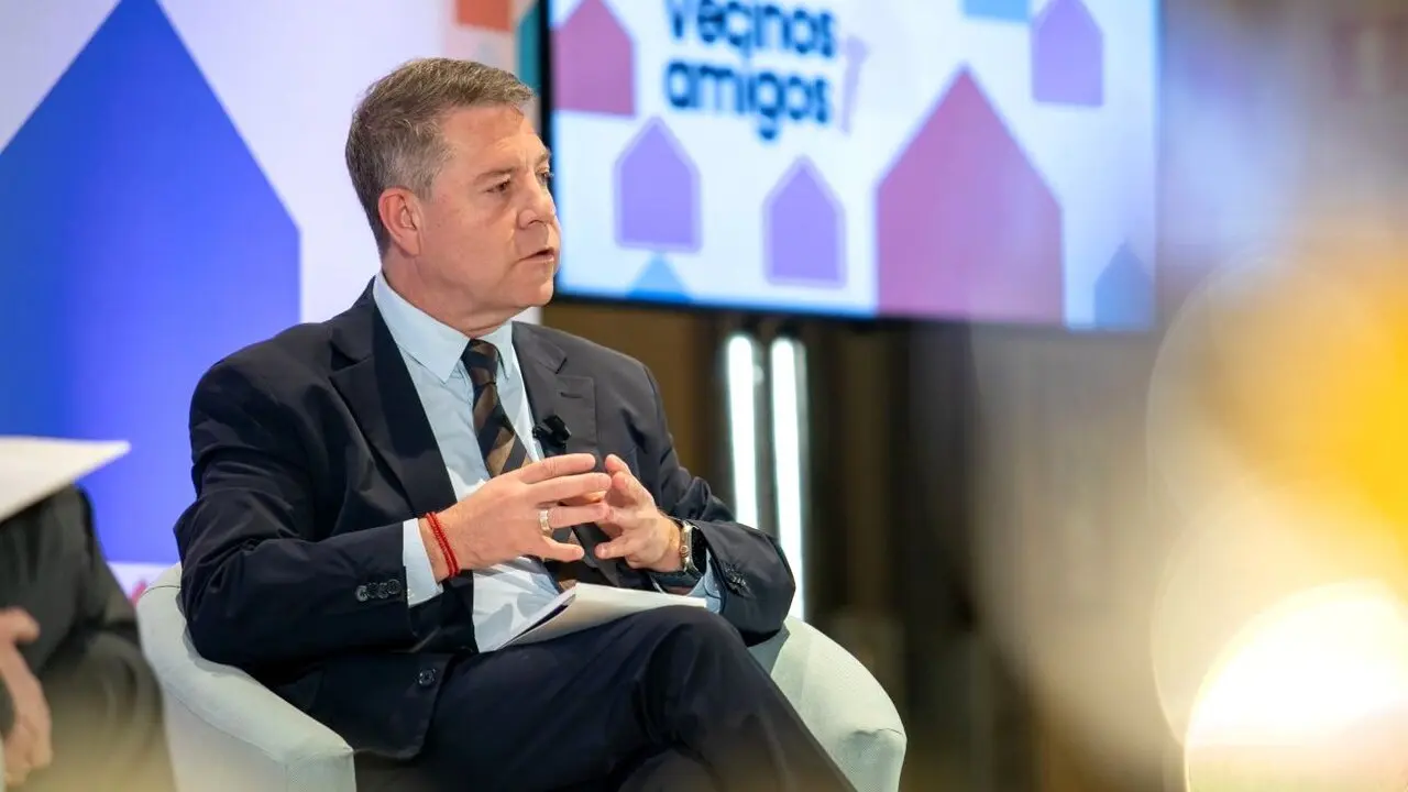 El presidente de Castilla-La Mancha, Emiliano García-Page, participa en Zaragoza, en el ciclo ‘Vecinos y Amigos’ que organiza el Heraldo de Aragón