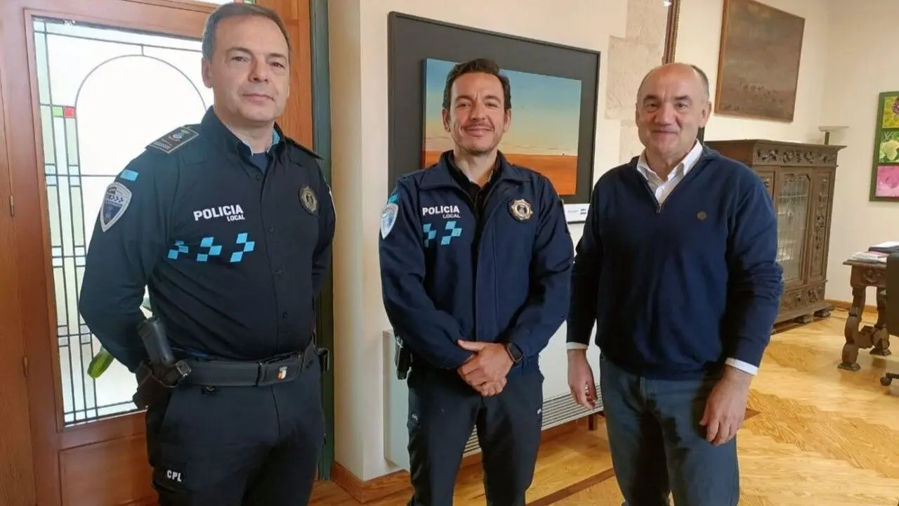 Un policía de Villarrobledo (Albacete) auxilia a un niño que se asfixiaba al atragantarse