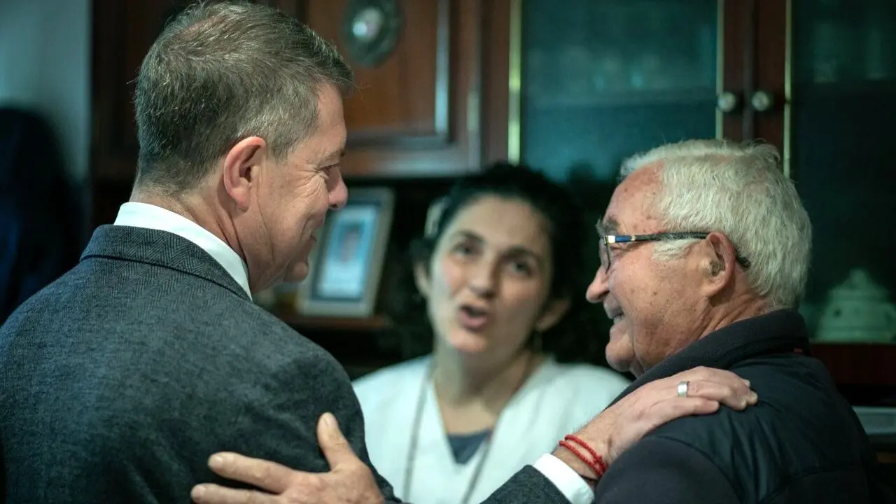 El presidente de Castilla-La Mancha, Emiliano García-Page, visita la casa de un usuario del Servicio de Ayuda a Domicilio en Hinojosa de San Vicente (Toledo)