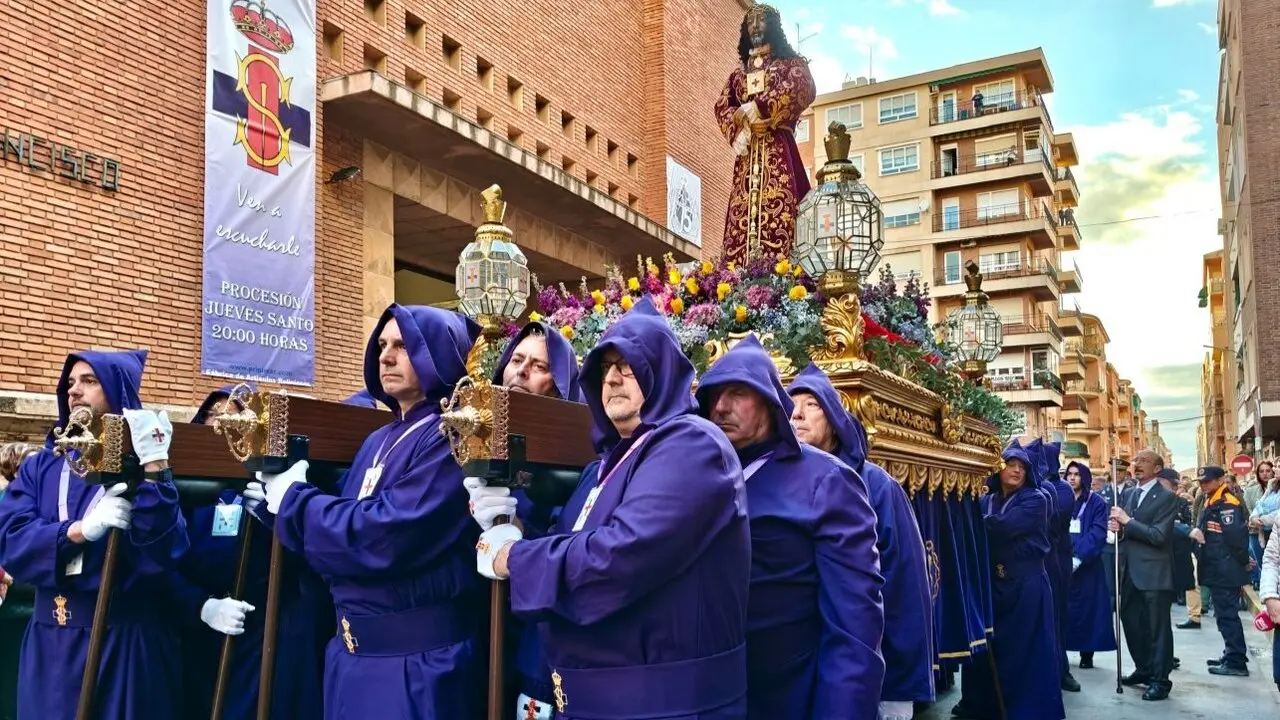 Miles de túnicas llenan las calles de Castilla-La Mancha en un Jueves Santo sin lluvia
