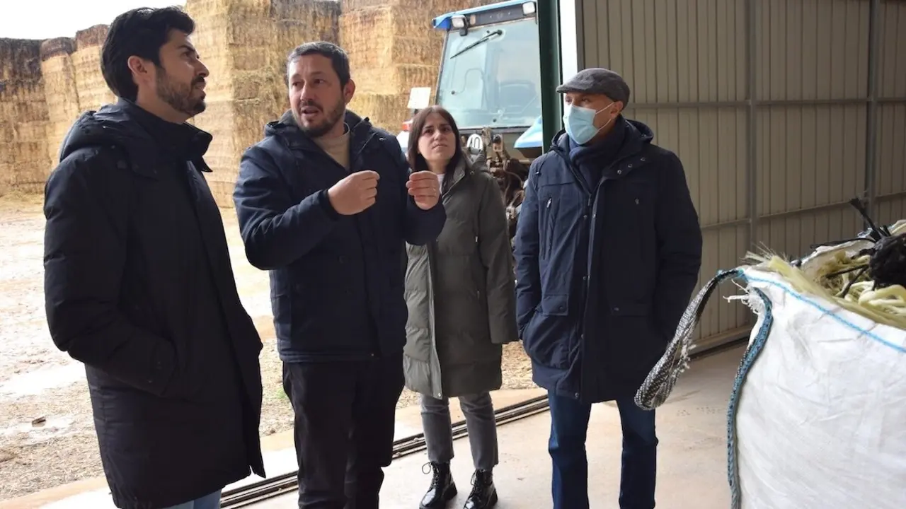 El presidente de la Diputación de Cuenca, Álvaro Martínez Chana, ha visitado las instalaciones de Javi de la Cruz donde se valoriza la paja para peletizarla con múltiples aplicaciones entre las que destaca la biomasa