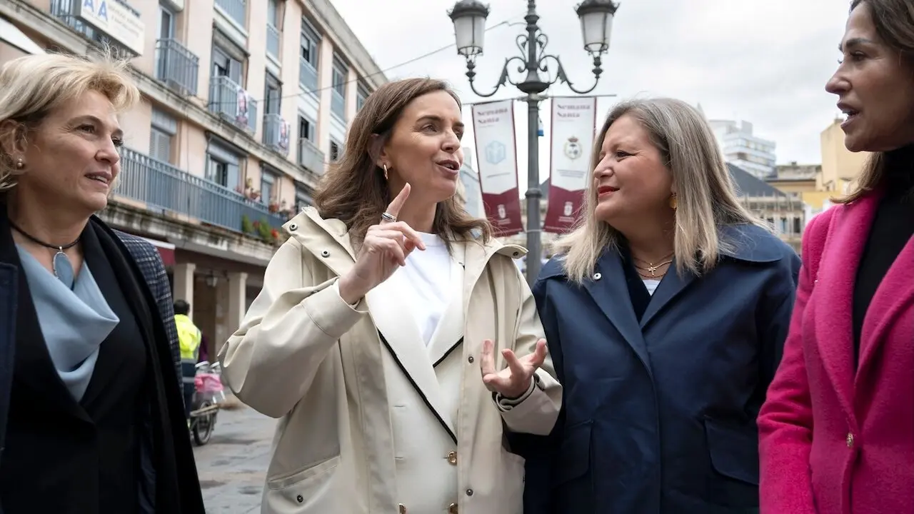 La vicesecretaria de Organización Territorial del PP, Carmen Fúnez (2i), antes de la procesión de Jesús Resucitado este domingo en Ciudad Real - EFE/Jesús Monroy