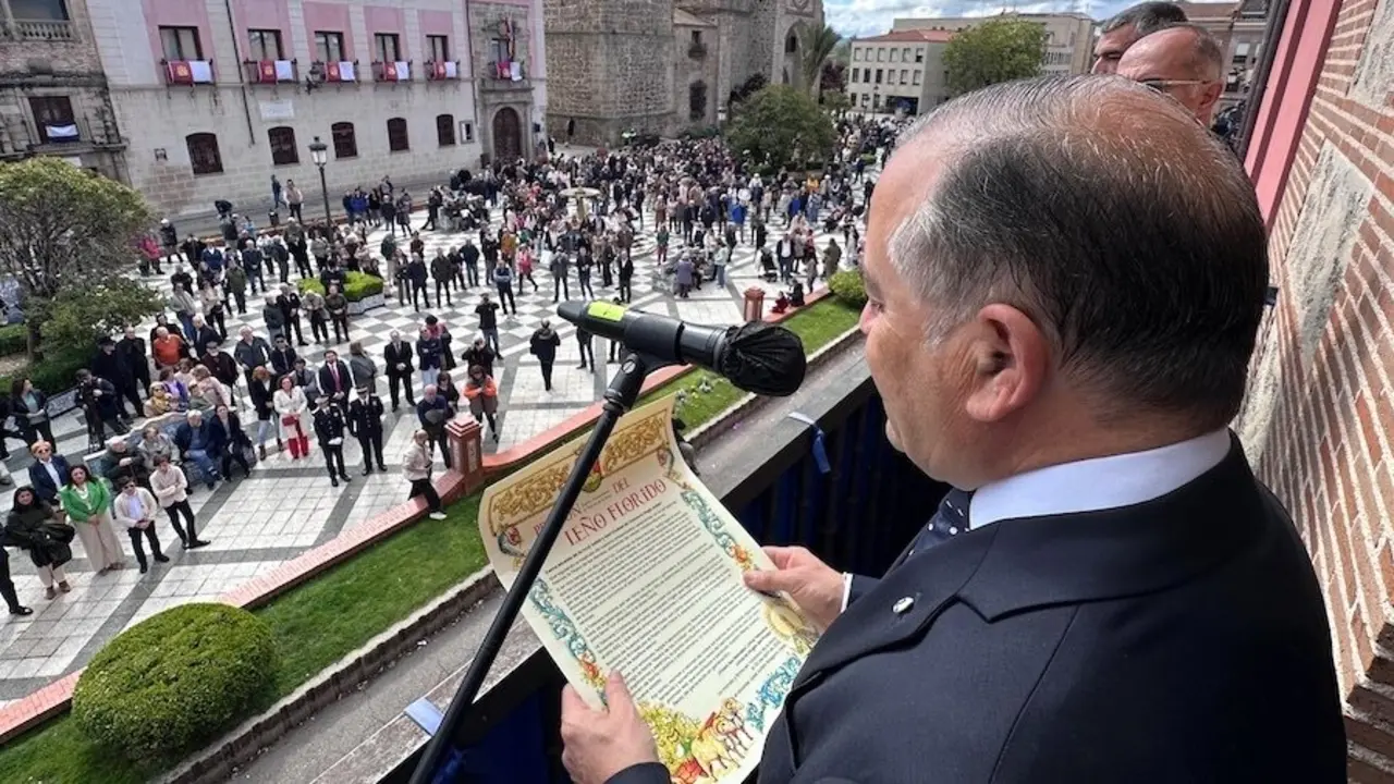 El alcalde de Talavera de la Reina, José Julián Gregorio, en el Pregón del Leño Florido con el que se da el pistoletazo de salida a la fiesta de Las Mondas
