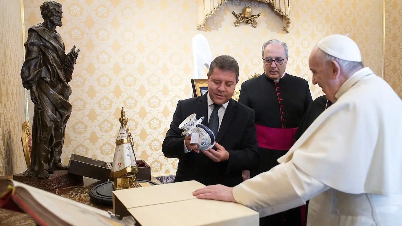En la imagen de archivo el presidente de Castilla-La Mancha, Emiliano García-Page, durante su audiencia con el Papa Francisco el 10 de mayo de 2021