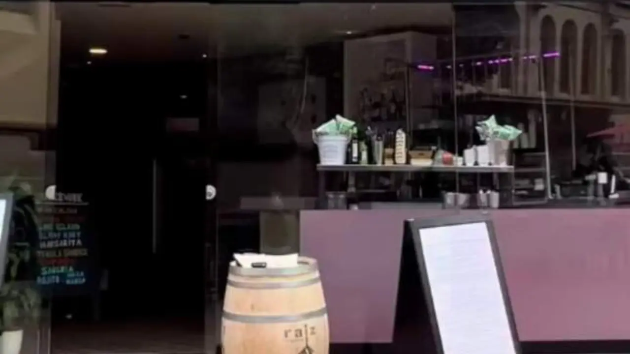 Encapuchados asaltan un bar e intentan huir por un piso con inquilinos durmiendo