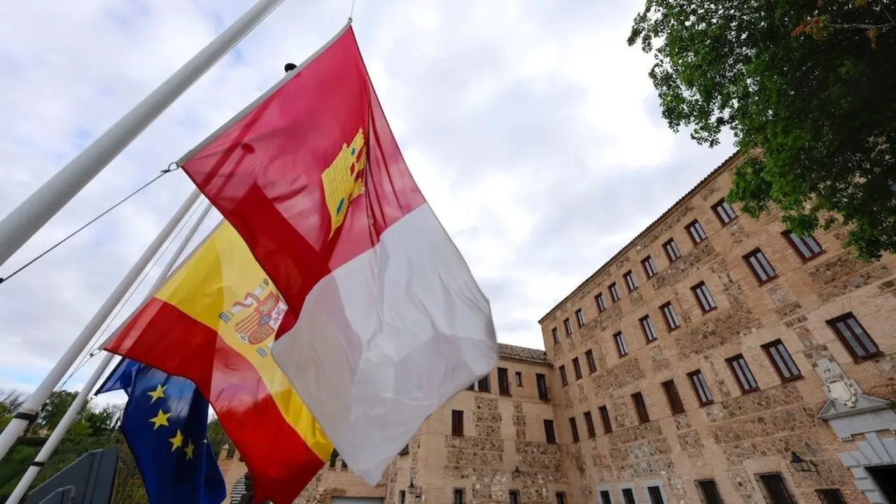 Las banderas de las Cortes de Castilla-La Mancha ondean a media asta hasta en señal de luto por el Papa Francisco
