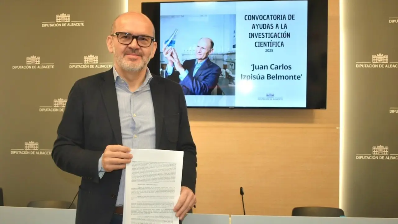 El diputado provincial de Sanidad, Francisco García, ha presentado la nueva convocatoria de ayudas a la investigación científica 'Juan Carlos Izpisúa'