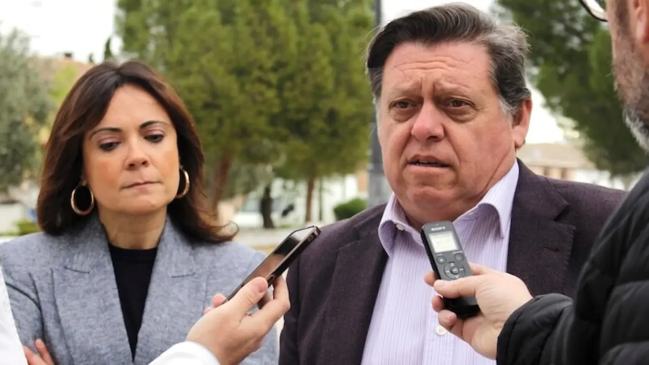 El secretario de Organización del PSOE de la provincia de Toledo, Félix Ortega, atendiendo a los medios de comunicación en La Puebla de Montalbán (Toledo)