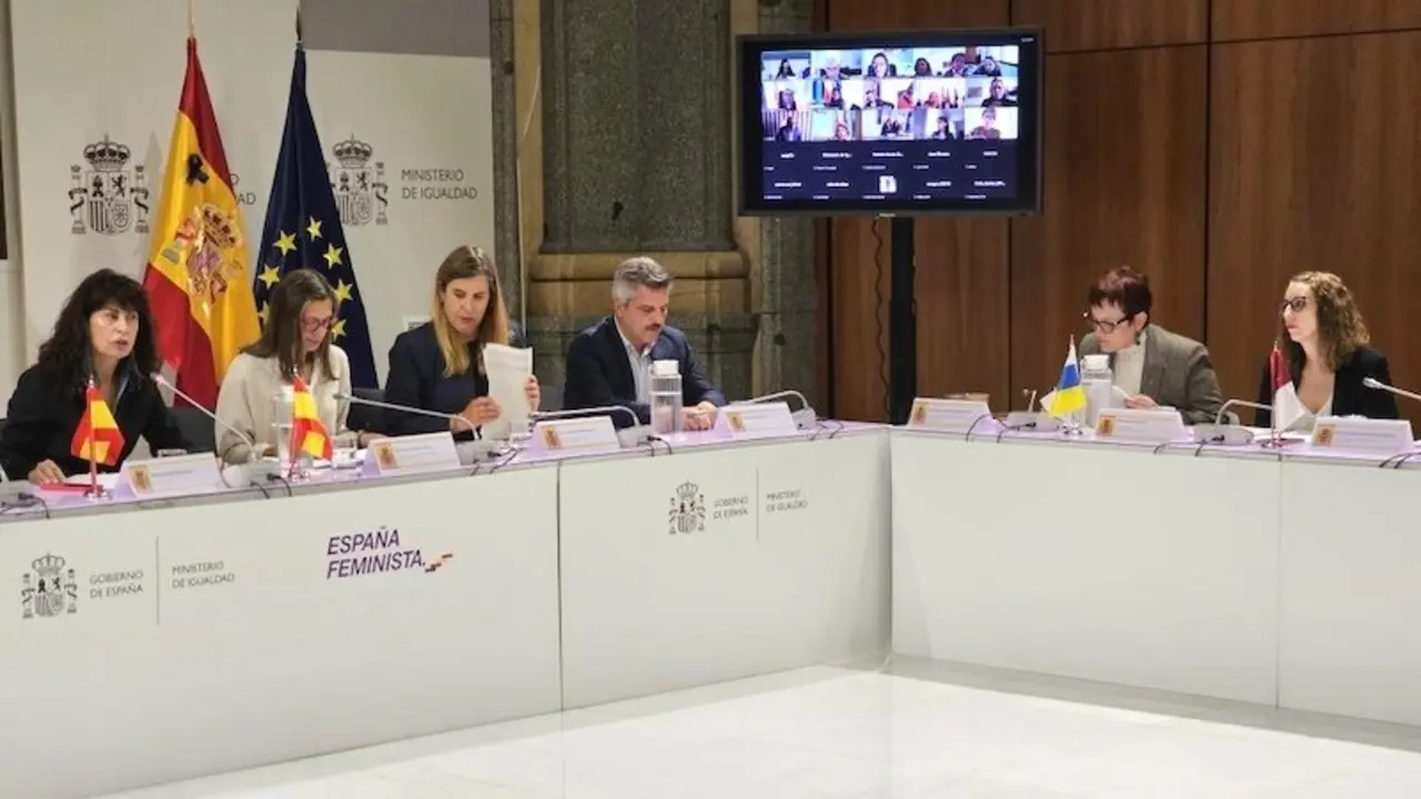 La consejera de Igualdad de Castilla-La Mancha, Sara Simón (d), ha participado en la Conferencia Sectorial presidida por la ministra del ramo, Ana Redondo