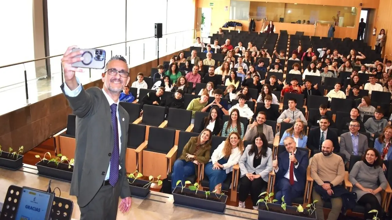 El director gerente de la Agencia de Transformación Digital, Juan Ángel Morejudo, asiste a la entrega de premios de la tercera edición del concurso ‘No Me Líes’, promovido por el Gobierno regional para luchar contra los riesgos del mundo digital, la desinformación, bulos y fake news