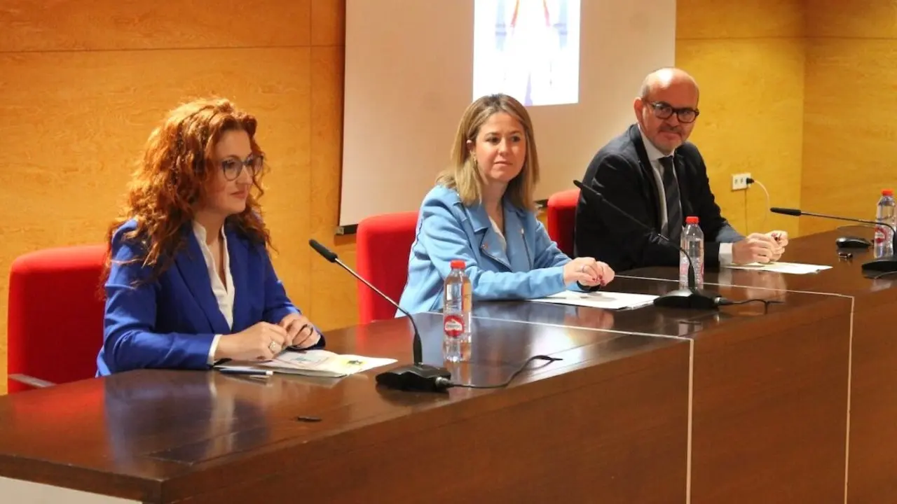 La directora general de Cuidados y Calidad del Sescam, Montserrat Hernández, ha inaugurado un curso sobre detección y prevención de la fragilidad organizado por la Delegación Provincial de Sanidad de Albacete