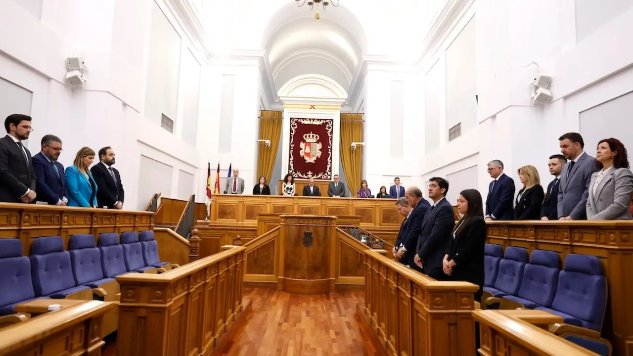 El Pleno de las Cortes de Castilla-La Mancha guarda un minuto de silencio por el Papa Francisco tras su fallecimiento esta semana