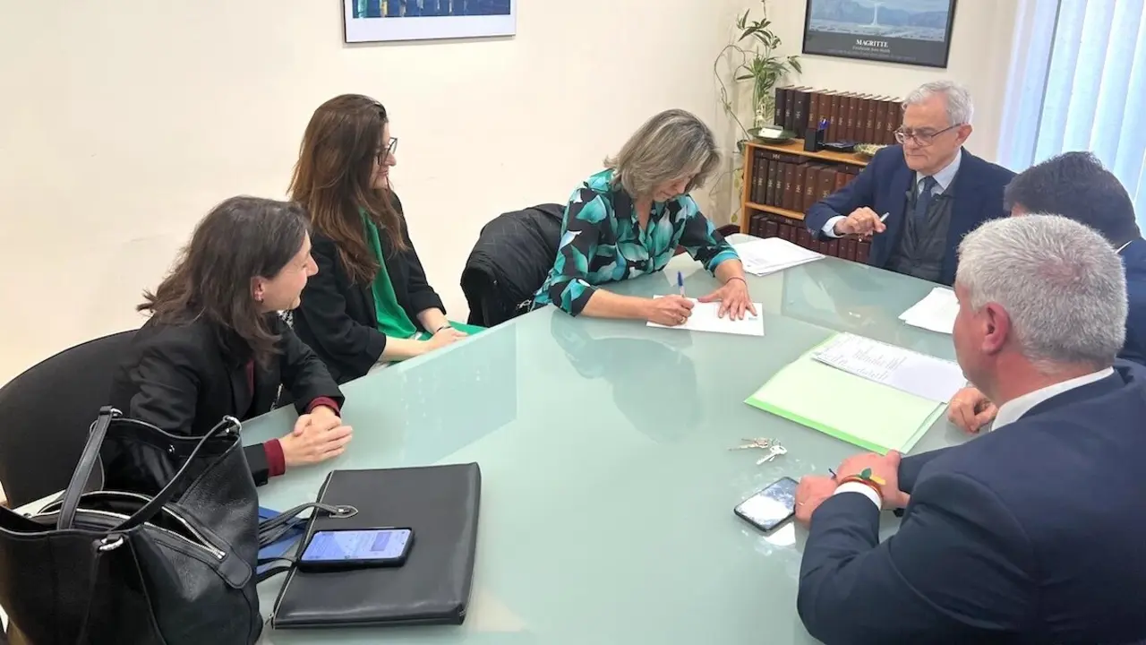 Firma por parte de la alcaldesa de Guadalajara, Ana Guarinos, de la escritura de compra del antiguo edificio de Correos