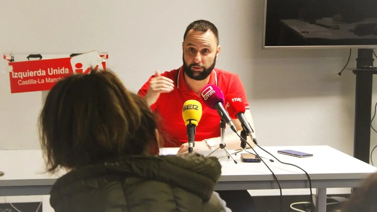 El portavoz de la Plataforma por la Conexión Ferroviaria de la Comarca de Madridejos y Consuegra (PCM), José Damián García-Moreno, en rueda de prensa