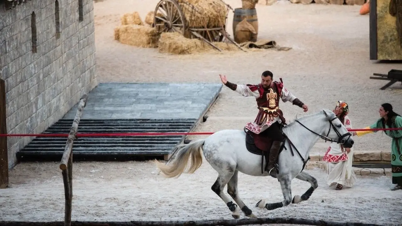 En la imagen de archivo un actor a caballo durante un espectáculo de Puy du Fou Toledo - EP/Mateo Lanzuela