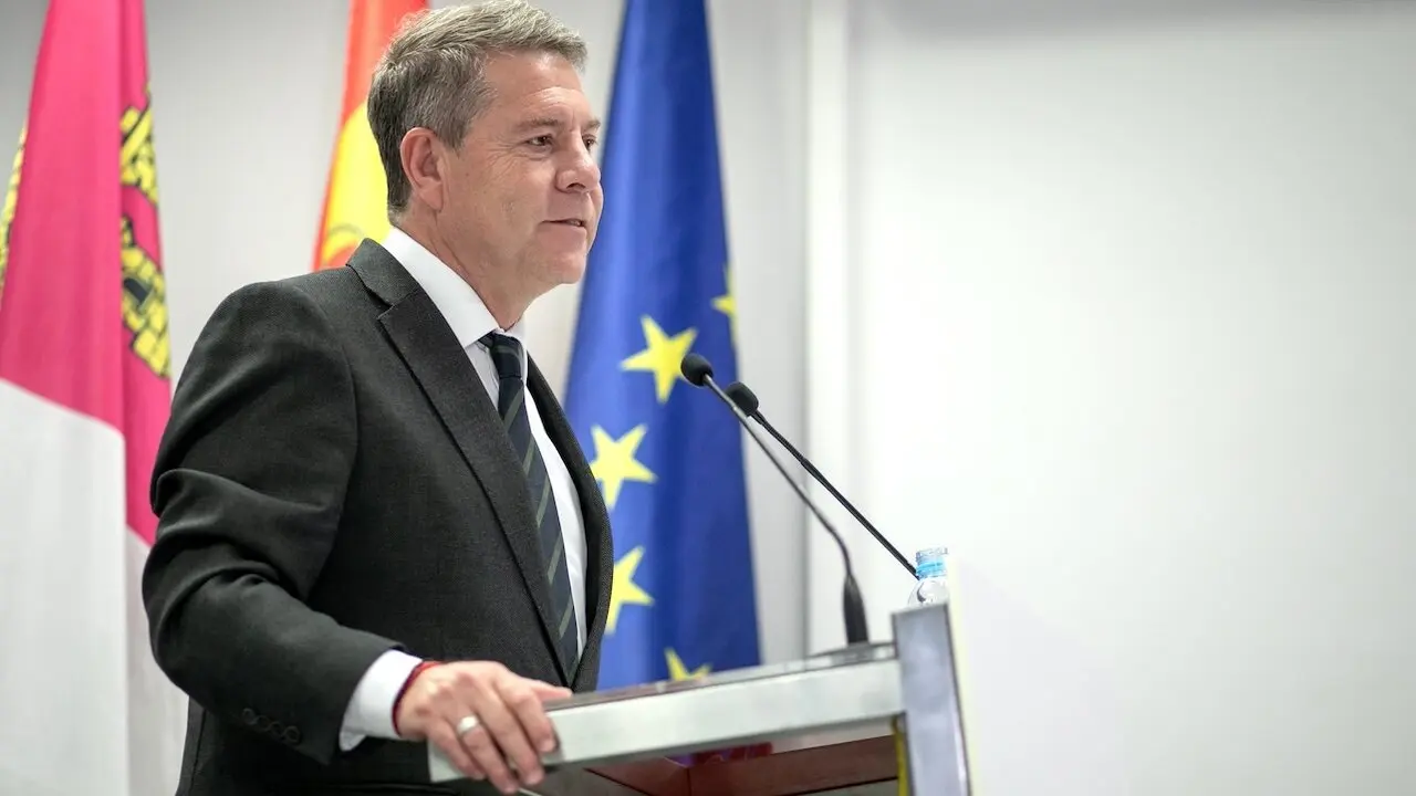 El presidente de Castilla-La Mancha, Emiliano García-Page, asiste en Puertollano (Ciudad Real), al acto de lanzamiento del Plan Conceptual de Participación Pública (PCPP) de la red de hidrógeno, en el Centro Nacional del Hidrógeno