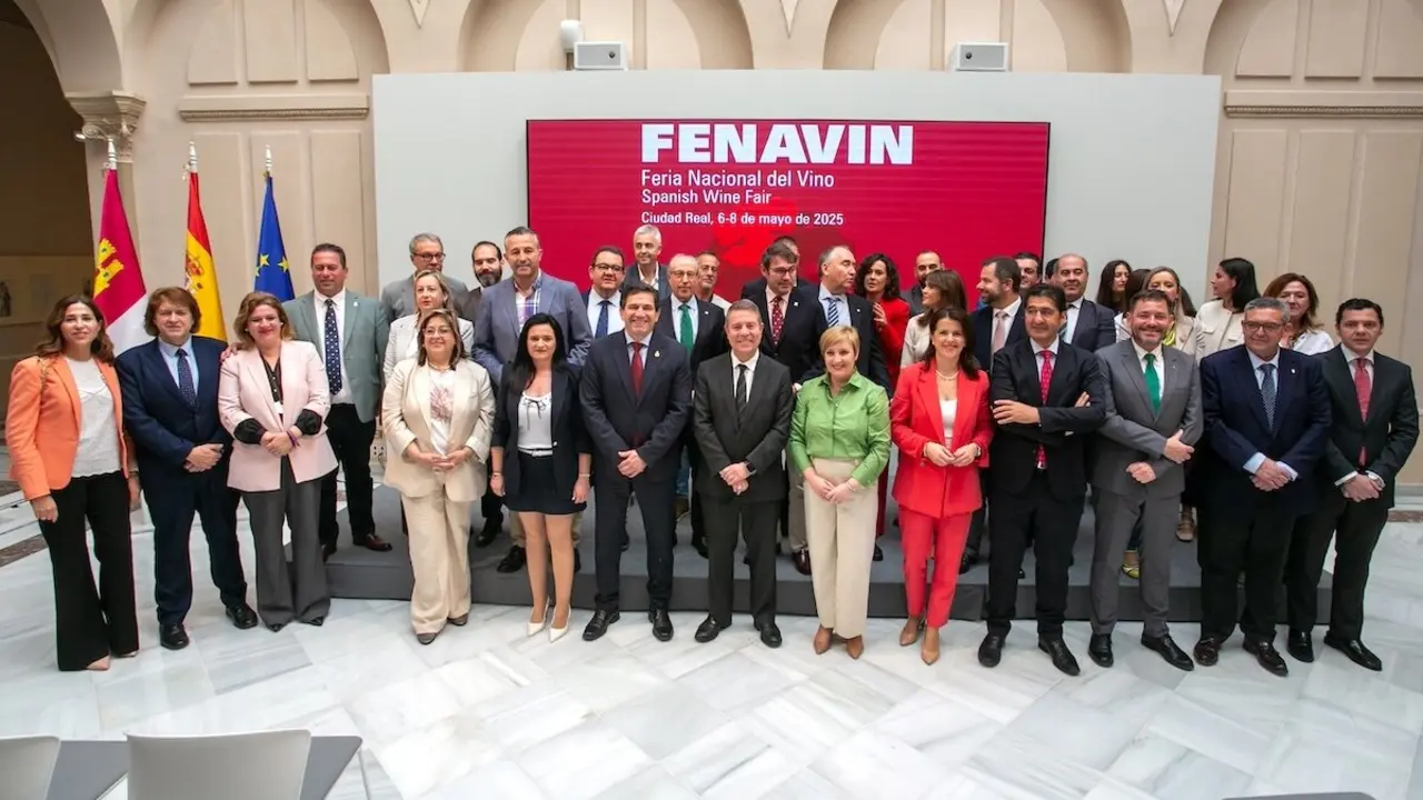 El presidente de Castilla-La Mancha, Emiliano García-Page, ha firmado en el Palacio Provincial de Ciudad Real, un protocolo de colaboración con la Diputación para el desarrollo de la Feria Nacional del Vino (Fenavin)