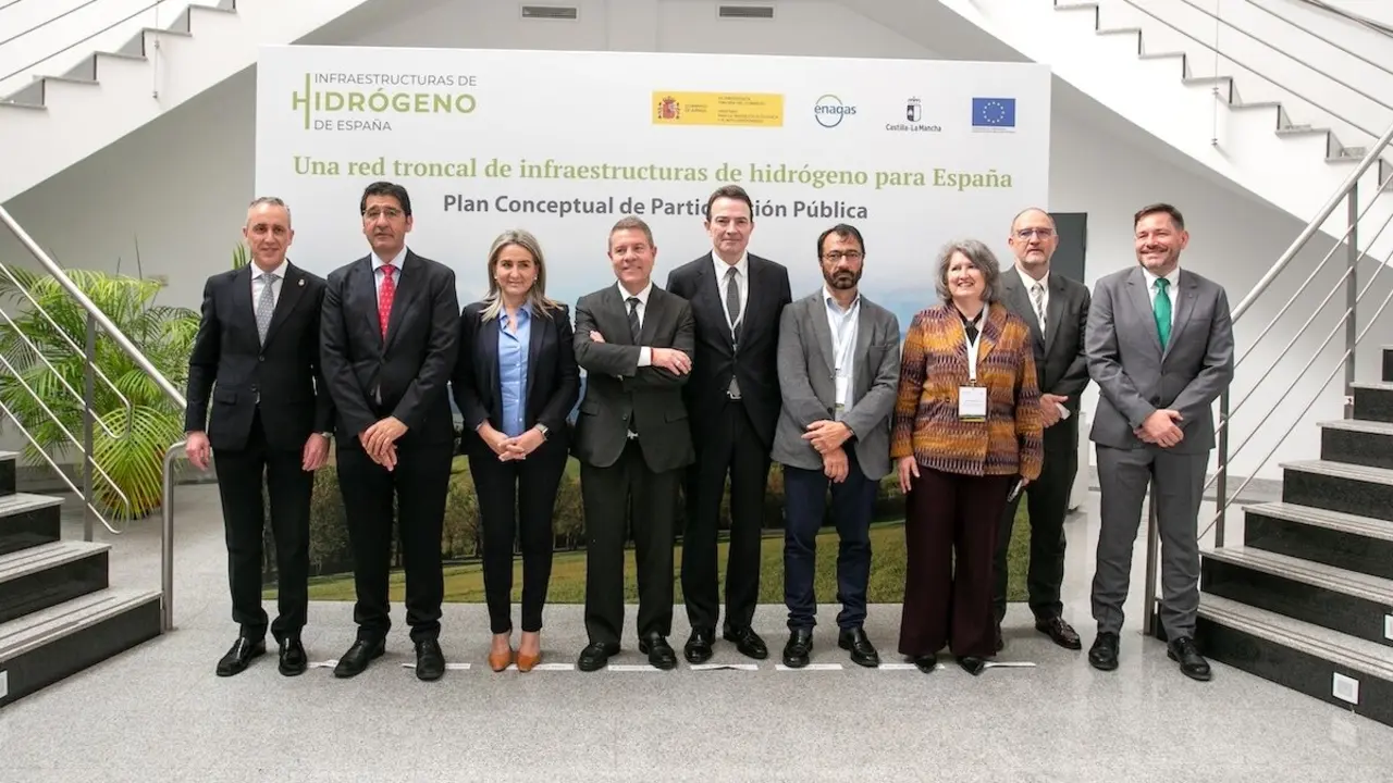 El presidente de Castilla-La Mancha, Emiliano García-Page, asiste en Puertollano (Ciudad Real), al acto de lanzamiento del Plan Conceptual de Participación Pública (PCPP) de la red de hidrógeno, en el Centro Nacional del Hidrógeno