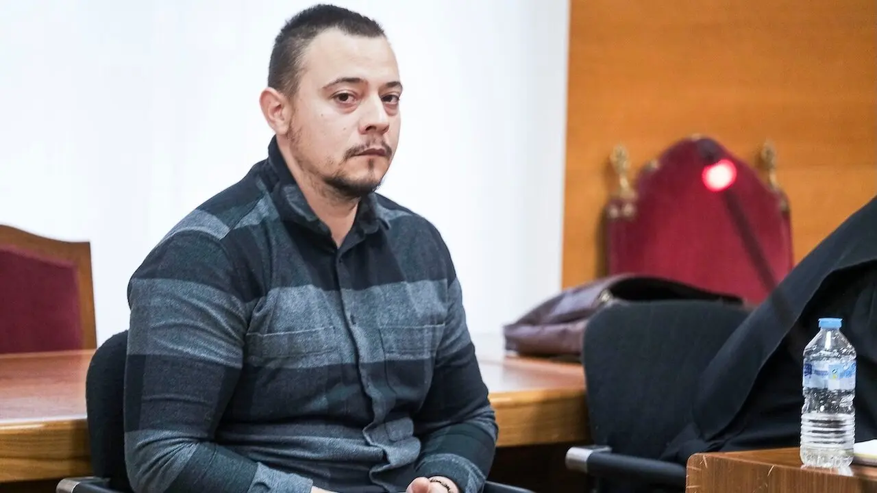 El acusado de matar de una puñalada a otro hombre en junio de 2024 en un parque de Guadalajara durante su juicio en a la Audiencia Provincial de Guadalajara - EFE/Nacho Izquierdo