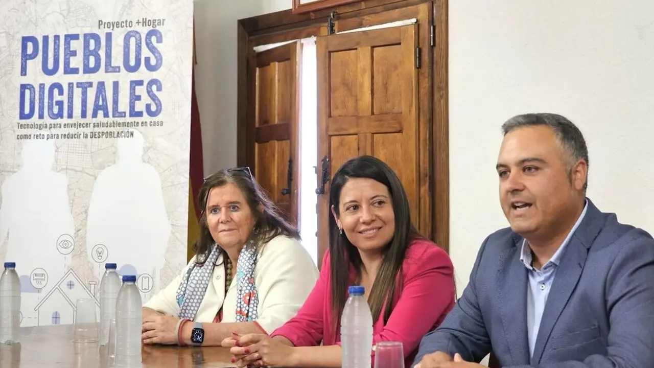 La consejera de Bienestar Social, Bárbara García Torijano, ha participado en la jornada +HOGAR, celebrada en Budia y organizada por el Observatorio de la Despoblación de Guadalajara y el proyecto ‘Pueblos Digitales’