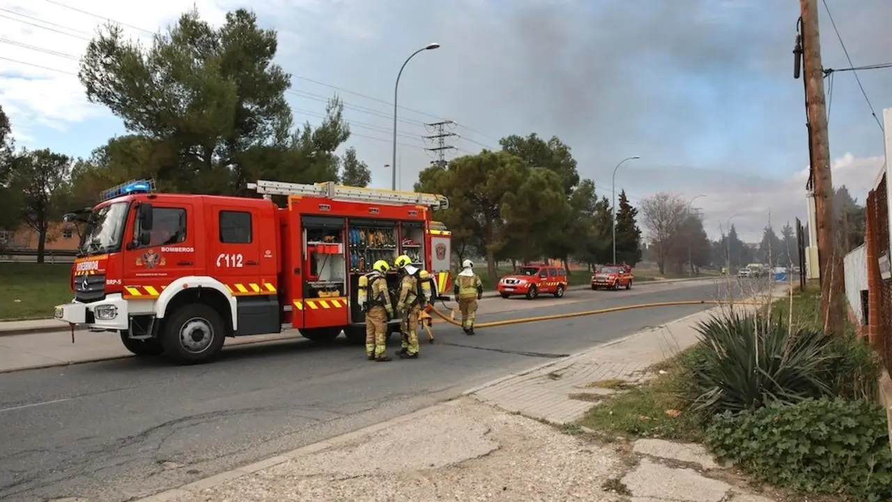 En la imagen de archivo bomberos movilizados ante un incendio