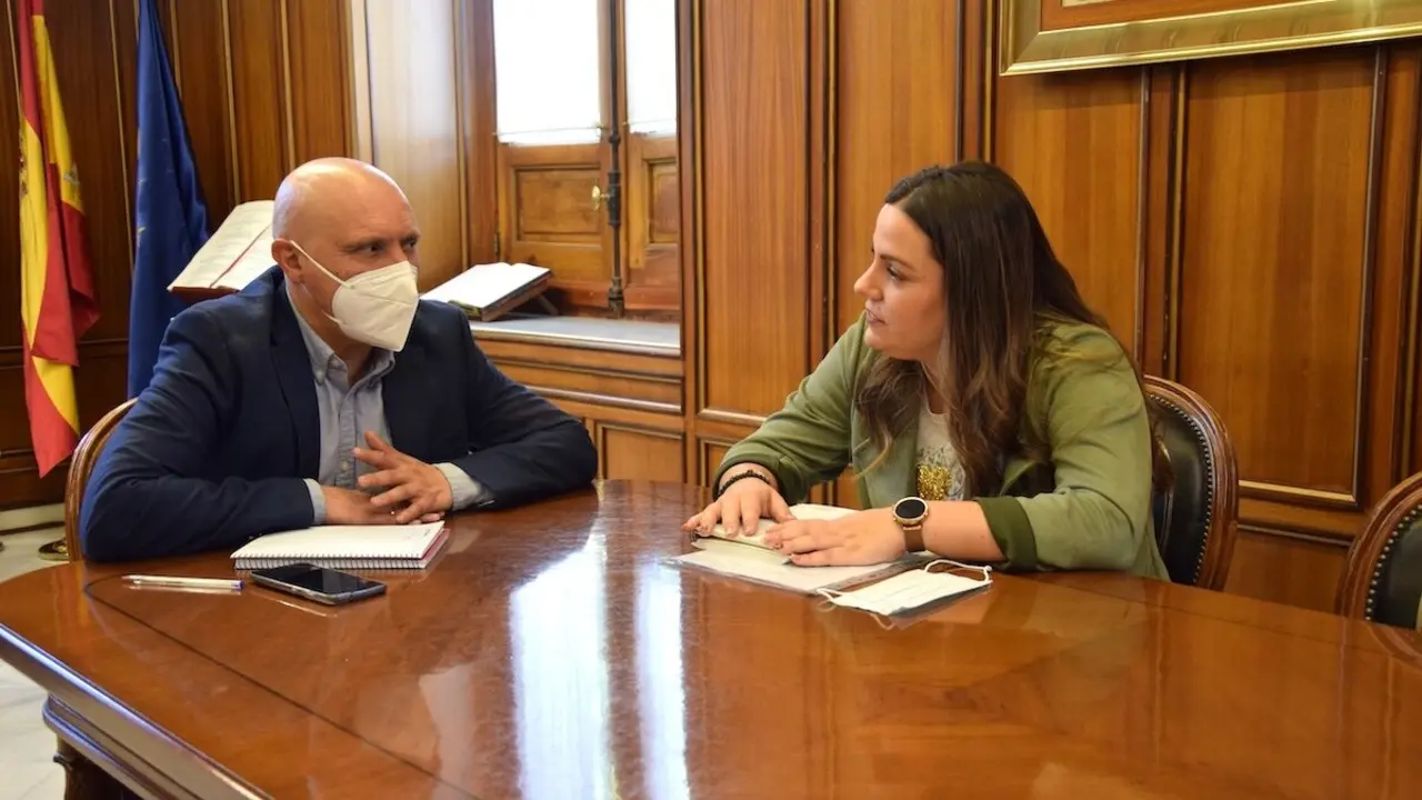 El presidente de la Diputación de Cuenca, Álvaro Martínez Chana, reunido con la alcaldesa de Belmonte, Cristina Delgado