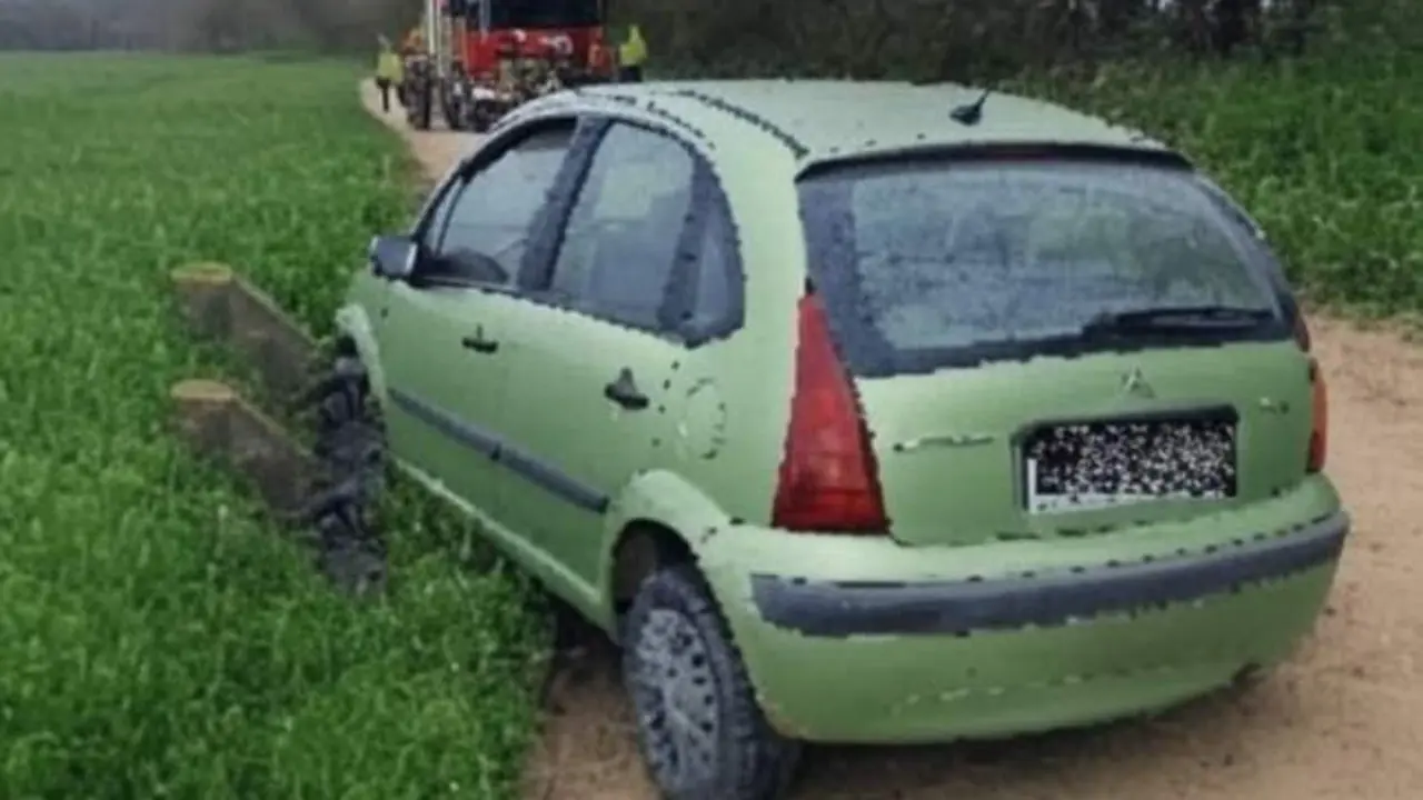 Se emborracha, pone al volante a su hijastra menor y acaban teniendo un accidente