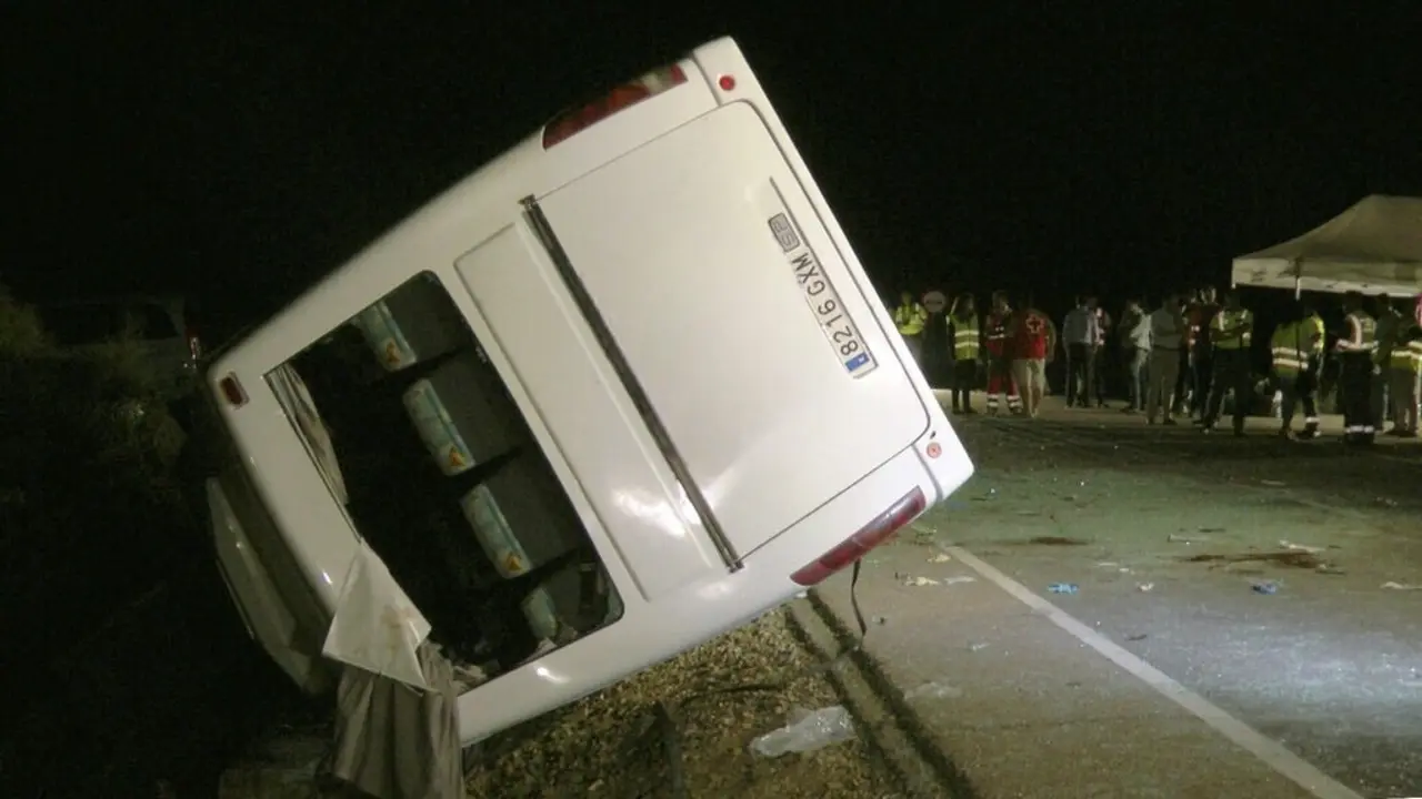 Imagen de archivo de un accidente de tráfico con un autobús implicado