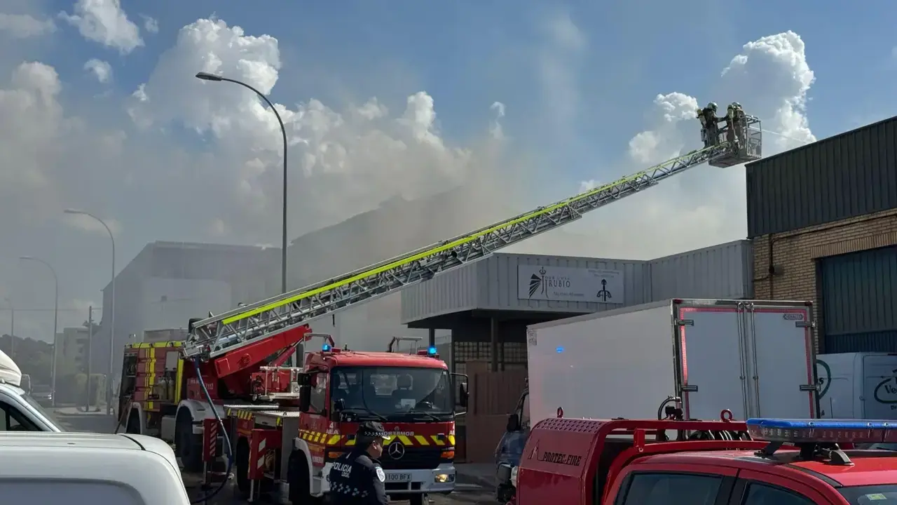 Extinguen un incendio originado en una fábrica de espadas artesanales de Toledo