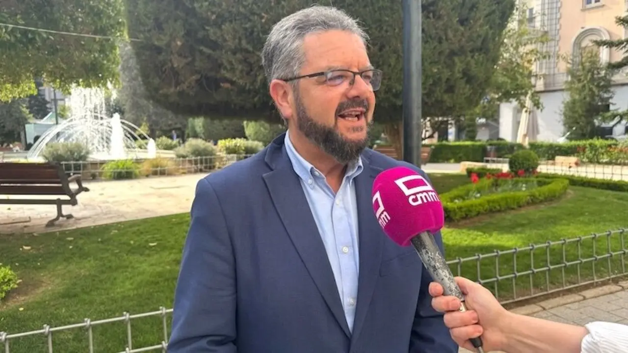 El diputado del PP en las Cortes de Castilla-La Mancha, Juan Antonio Moreno, atendiendo a los medios de comunicación este sábado en Albacete
