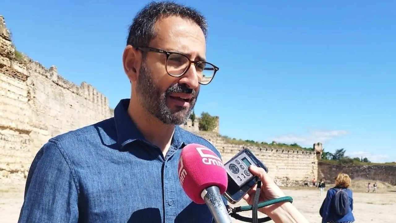 El secretario de Organización del PSOE de Castilla-La Mancha y diputado nacional, Sergio Gutiérrez, atendiendo a los medios de comunicación este sábado en Escalona (Toledo)