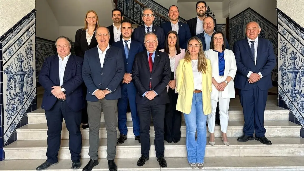 El alcalde de Talavera de la Reina (Toledo), José Julián Gregorio, junto a alcaldes de la comarca en el encuentro comarcano previo al cortejo de Las Mondas