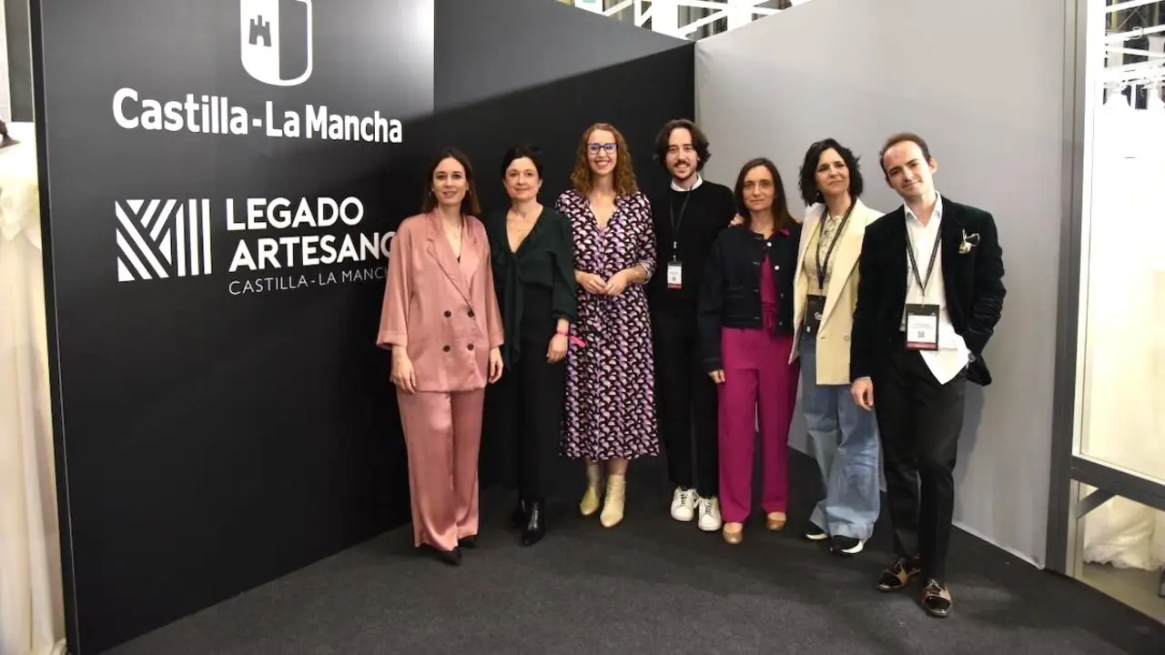 La consejera de Igualdad, Sara Simón, acompañada por la directora general de Turismo, Ana Isabel Fernández Samper, ha asistido al desfile de la sección EDIT, reservada a las propuestas más exclusivas de autor, en la que la diseñadora de Guadalajara, Raquel López, ha mostrado sus diseños en vestidos de novia