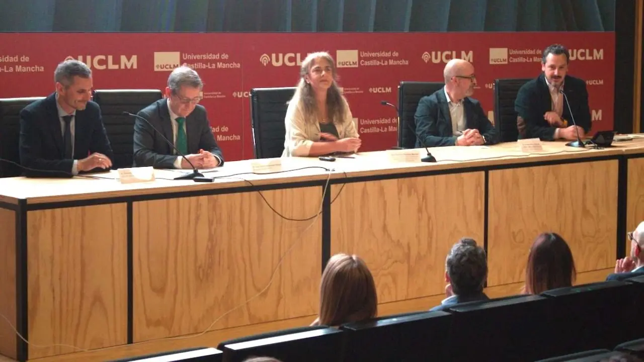 La directora general de Planificación, Ordenación e Inspección Sanitaria y Farmacia, Carmen Encinas, durante el acto de inauguración la XIX Jornada Científica de la Sociedad Castellano Manchega de Farmacia Hospitalaria (SCMFH), que se celebra en Albacete