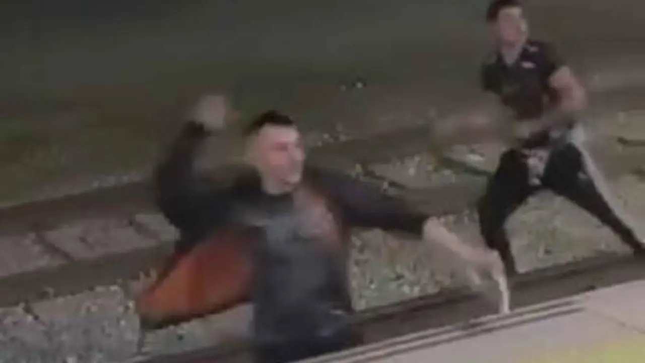 VIDEO. Unos chicos ebrios invaden las vías en la estación y atacan a los vigilantes