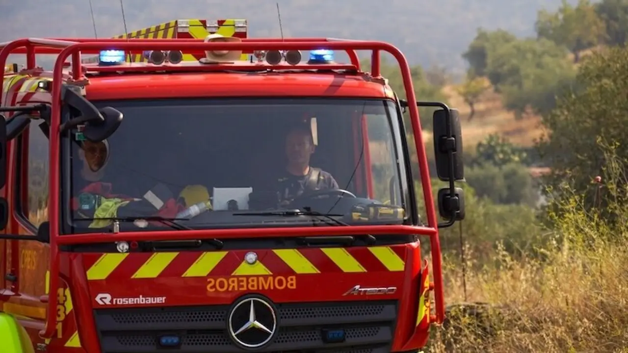 Declarado un incendio en una explotación de Torrijos al arder 40 toneladas de paja, bomberos