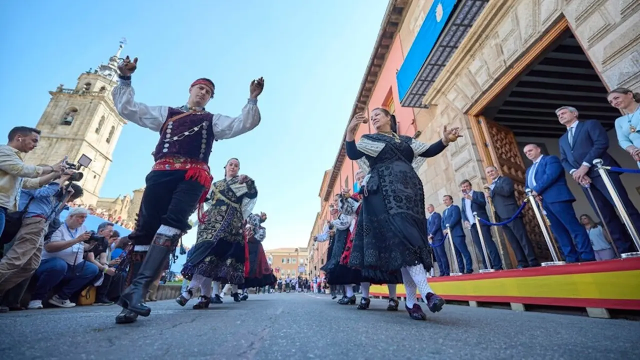Alrededor de 3.000 personas, 74 grupos folclóricos y vecinales y un centenar de alcaldes han participado este sábado en el Cortejo de Mondas de Talavera de la Reina (Toledo) - EFE/Manu Reino