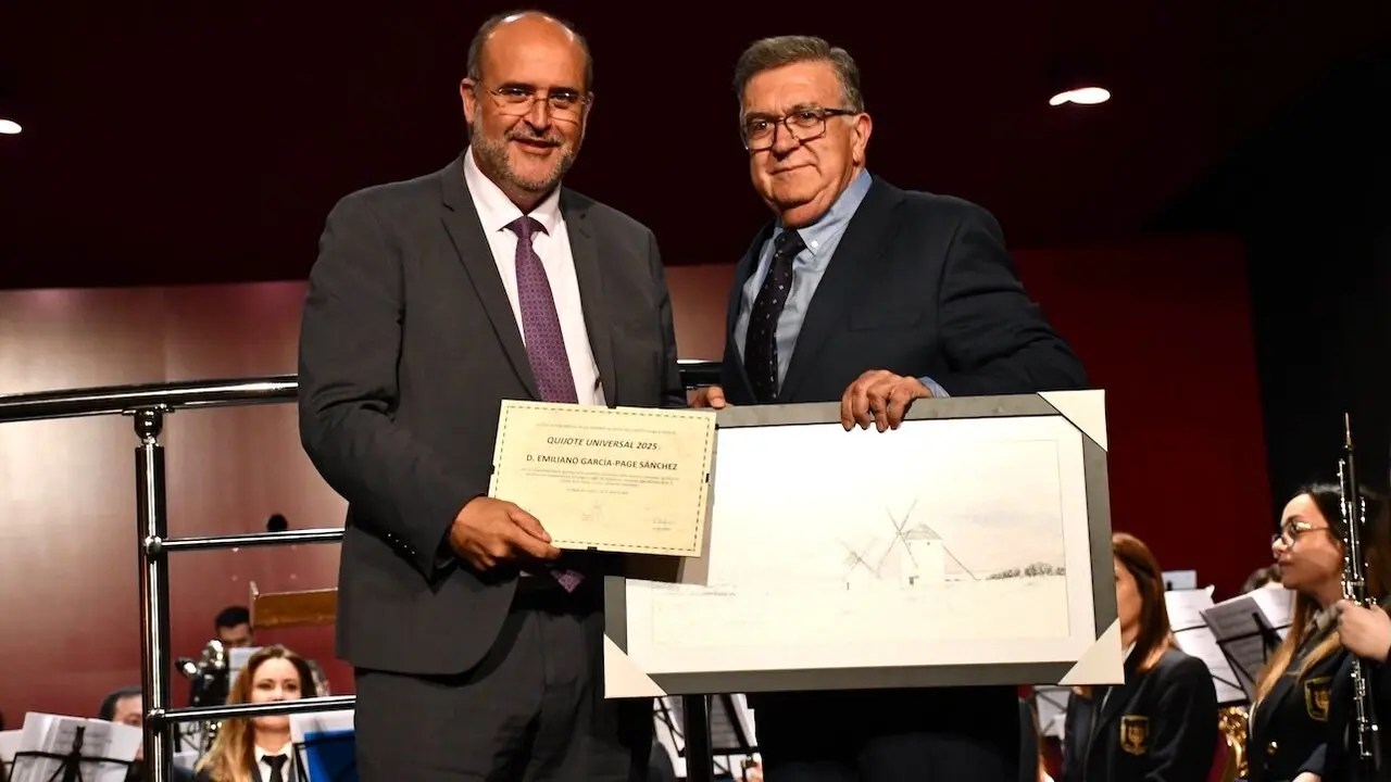 El vicepresidente primero de Castilla-La Mancha, José Luis Martínez Guijarro, recoge el reconocimiento otorgado a Emiliano García-Page por la asociación 'Amigos de los Molinos' de Mota del Cuervo (Cuenca)