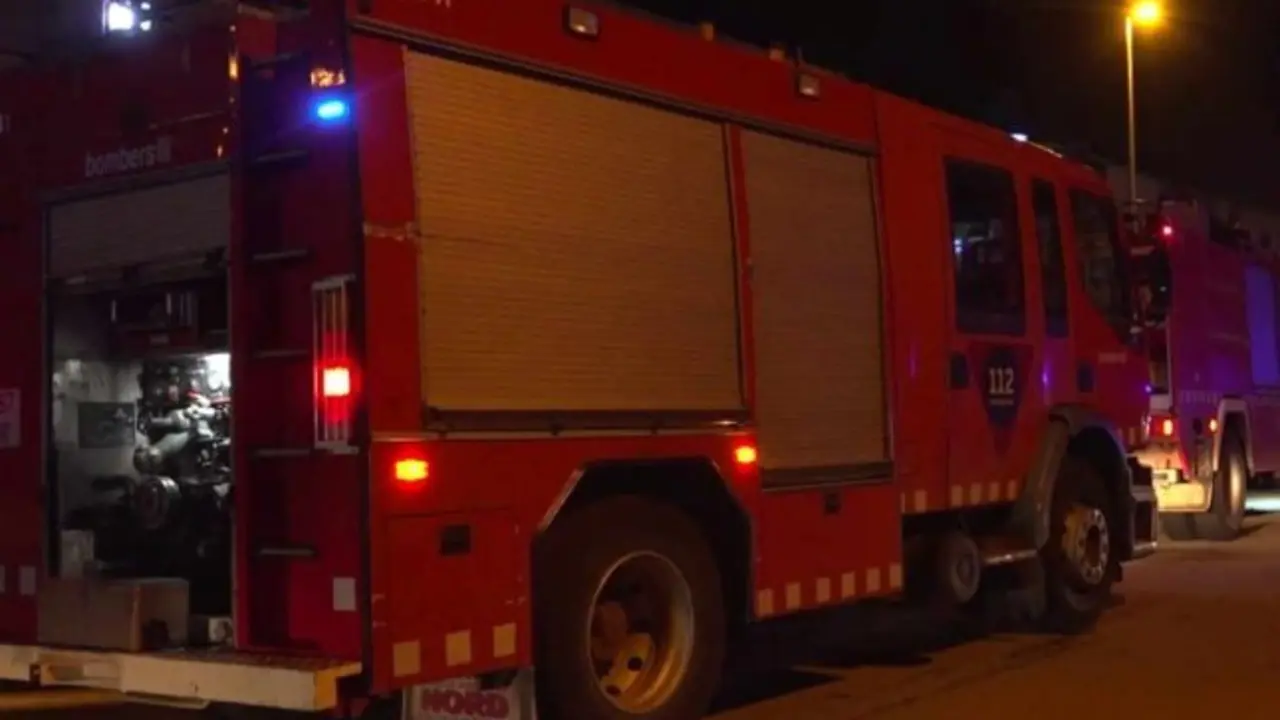 Al menos un vecino muerto y varios rescatados en un incendio en un bloque de pisos