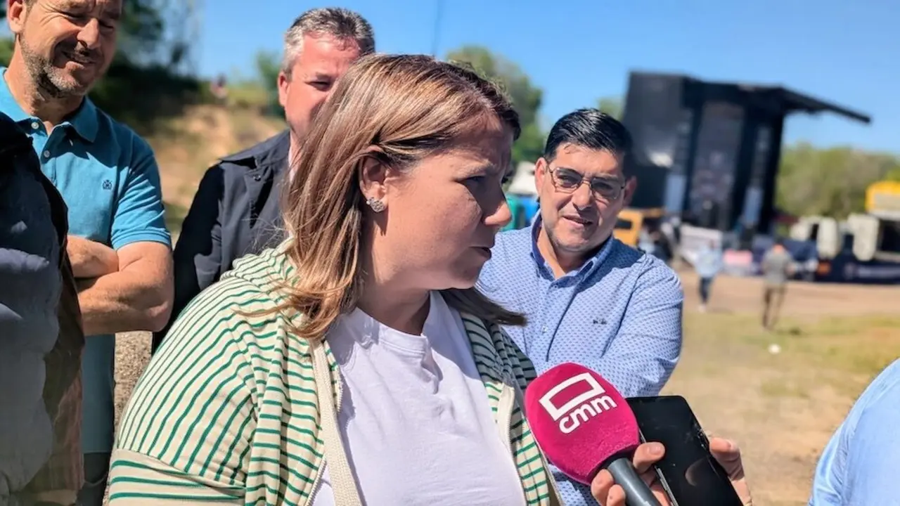 La presidenta de la Ejecutiva provincial del PSOE de Toledo, Tita García Élez, atendiendo a los medios de comunicación este domingo en Montearagón (Toledo)