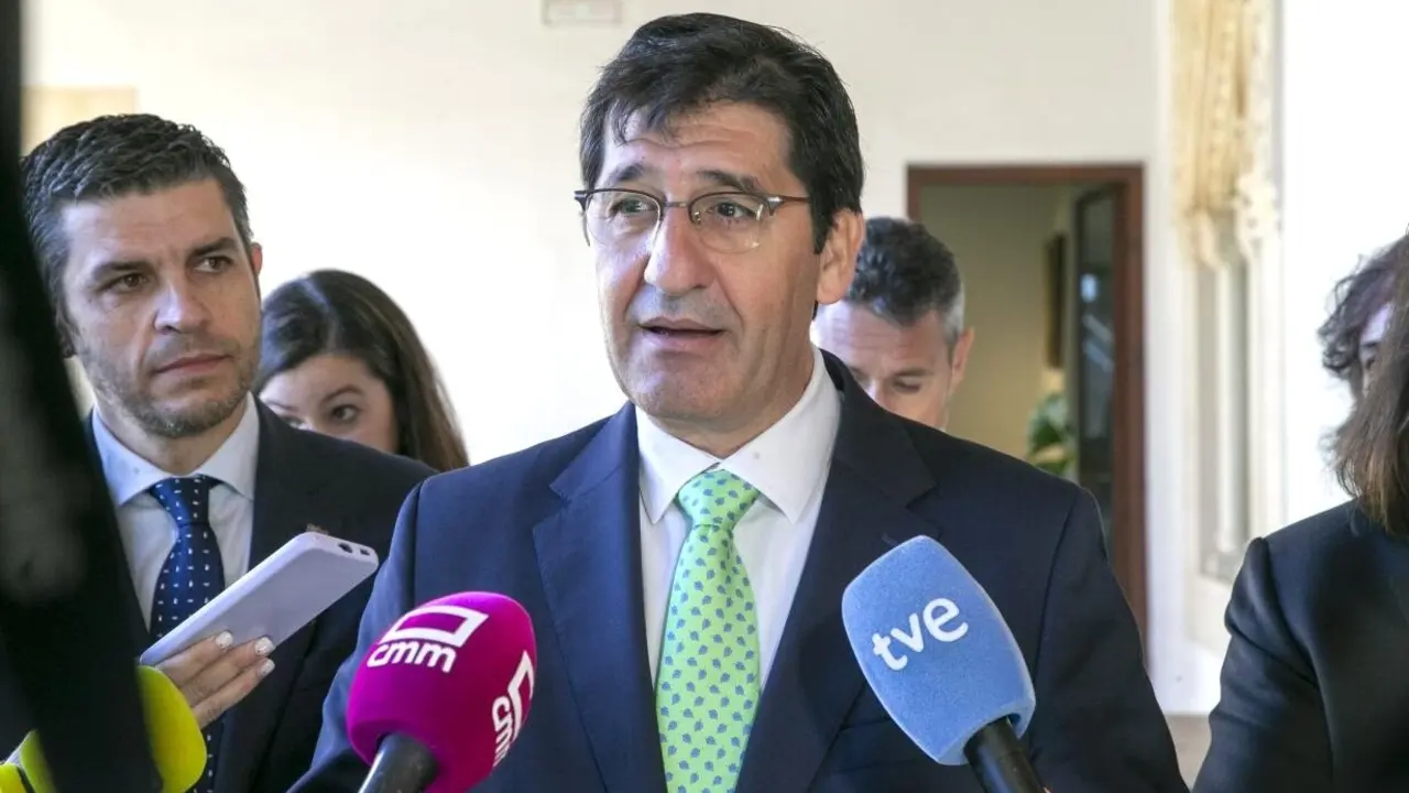 El vicepresidente segundo del Gobierno de Castilla-La Mancha, José Manuel Caballero, atendiendo a los medios de comunicación